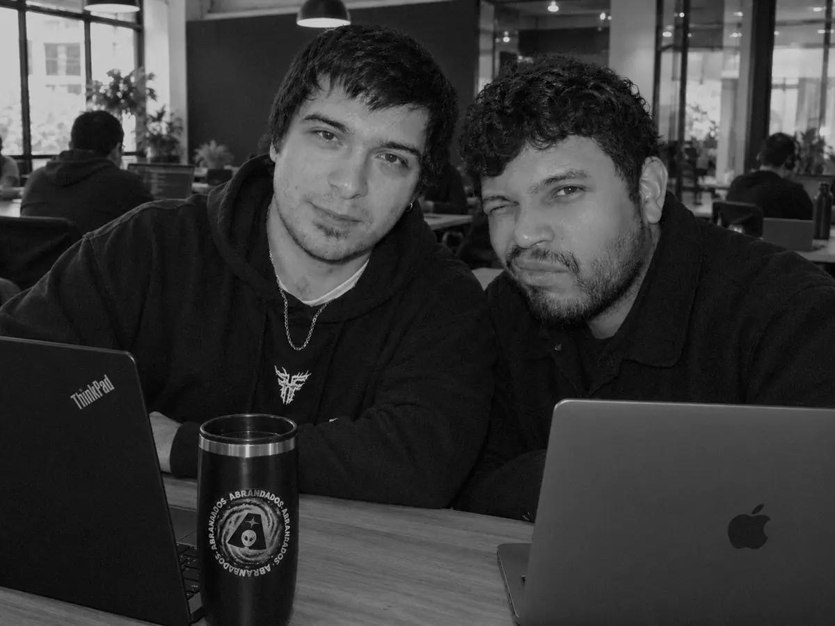 Nicolás E. y Daniel C., cofundadores de Abrandados, trabajando juntos con sus notebooks